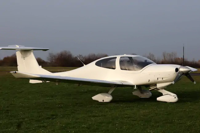 Cirrus SR22 taxiing